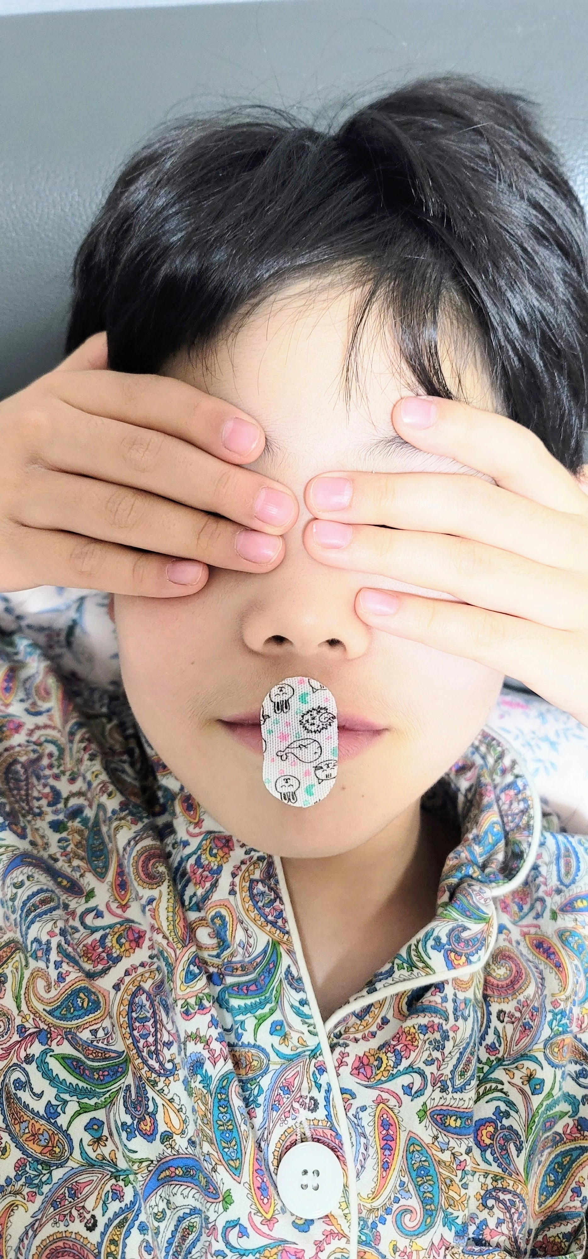 아들에게 입술테이프를 붙여 보았습니다.