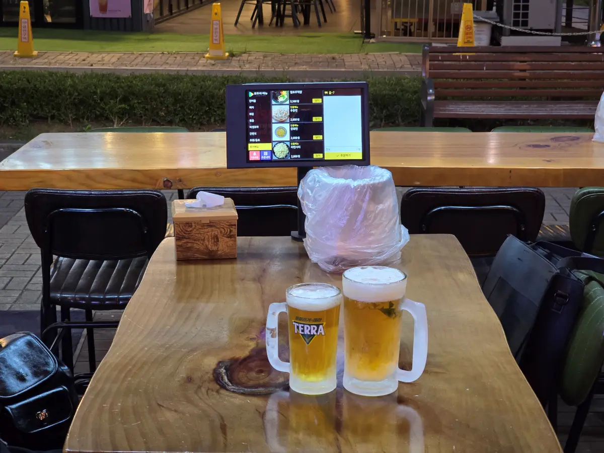 미생맥주 내부 테이블 사진