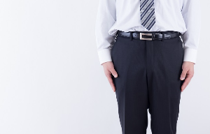 남성의 하체를 찍은 이미지