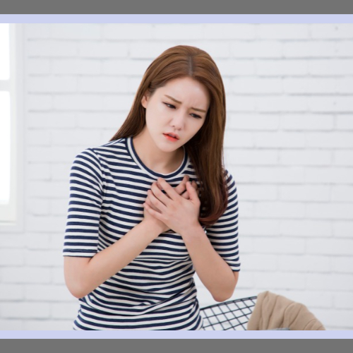 양손으로 가슴의 통증이 있는 것 같은 여성