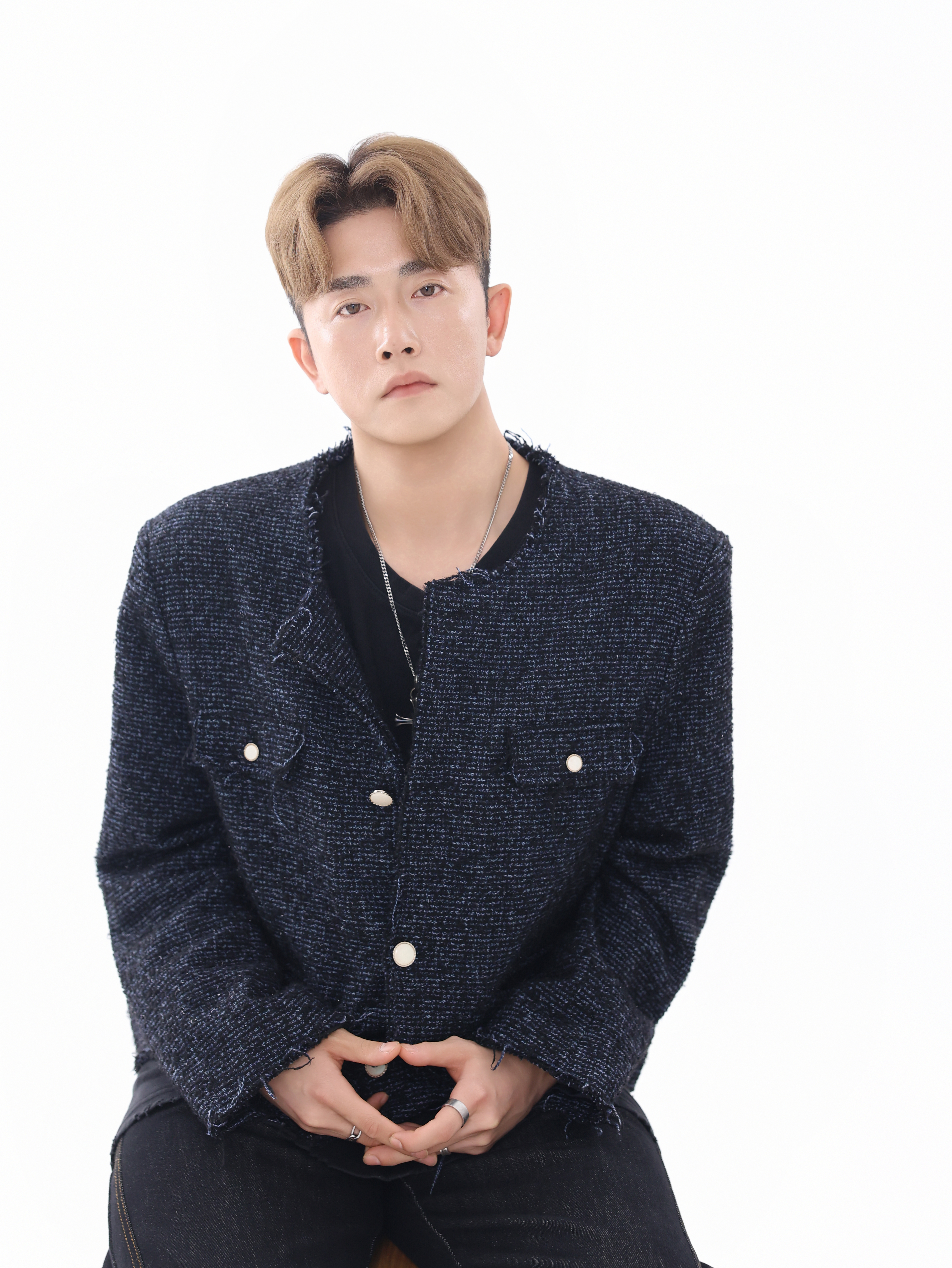 천안 프로필사진 순백스튜디오 — 디제이 프로필 손동작까지 잘 살리는 방법 2