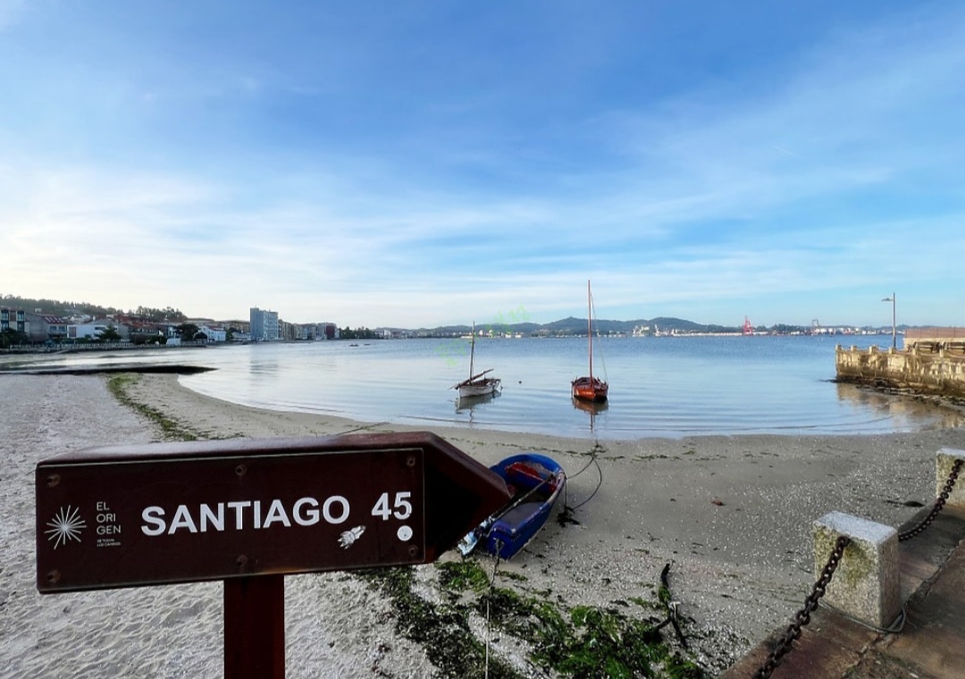 산티아고 트레킹 중에 바다가 보이는 길 사진