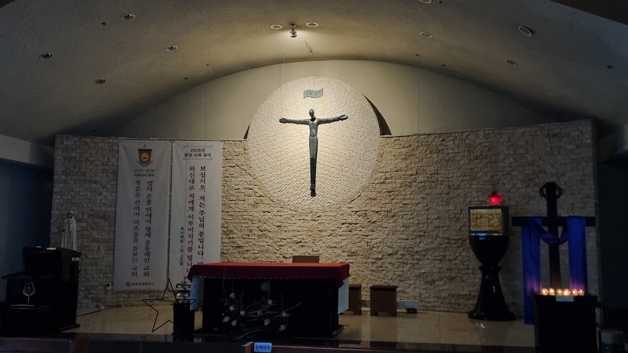 서산 해미성당 성전 안 십자고상, 감실, 제대, 제단 사진