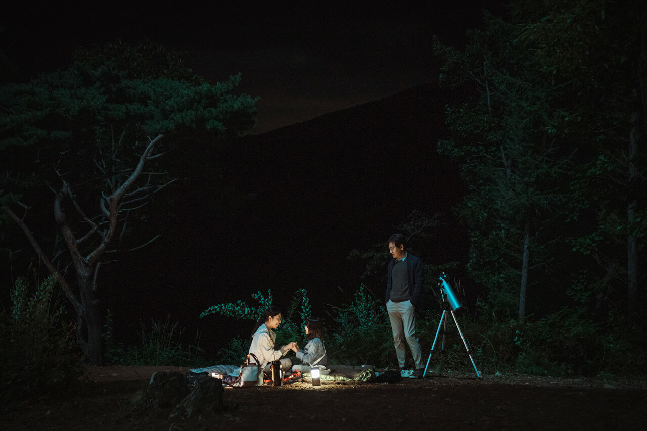 어두운 숲에서 별자리를 보기 위해 찾아간 할아버지와 엄마 그리고 어린 딸