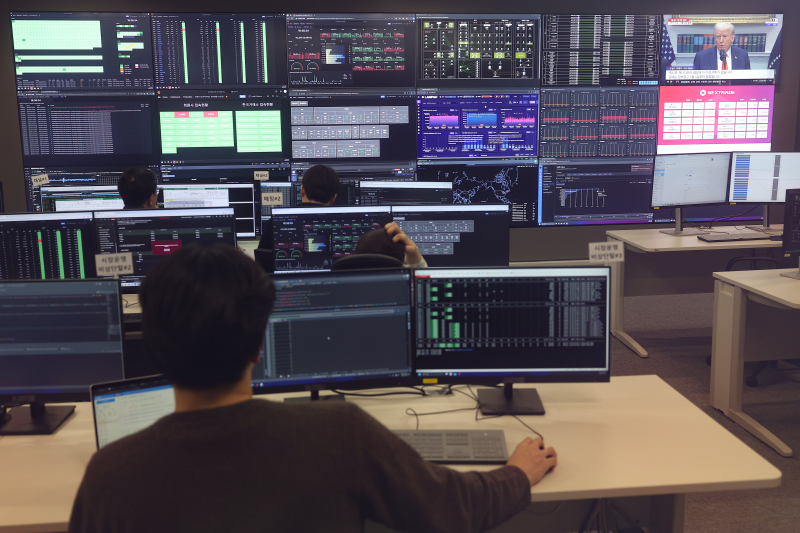 서울 영등포구 넥스트레이드 사무실에서 직원들이 업무를 보고 있다.