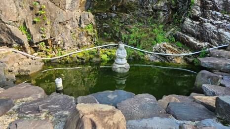 부여 미암사 : 세계 최대 금동 와불상 내부 탐방과 쌀바위 전설 불상 속으로 들어가는 이색 경험