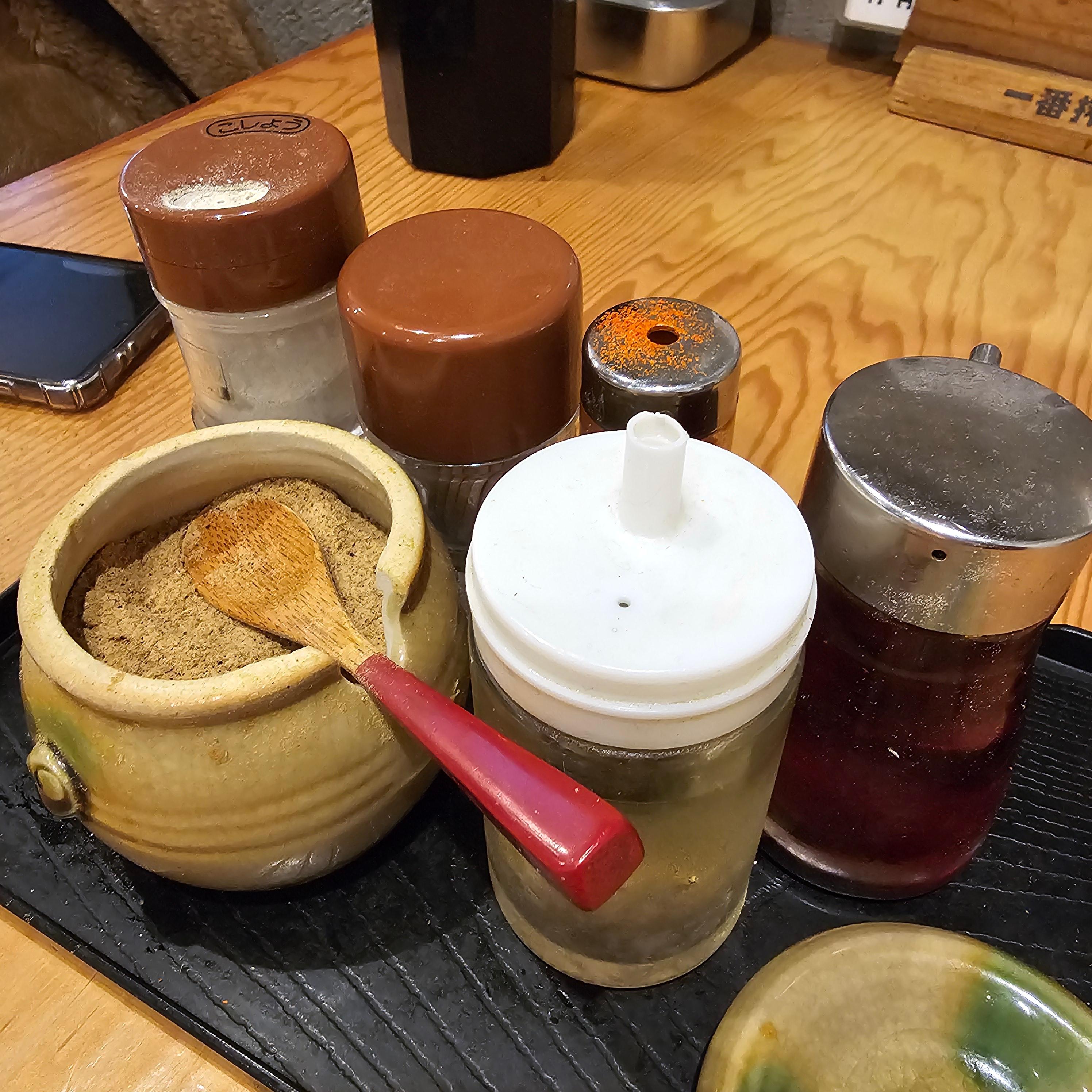 츠케멘 쿠라키(つけめん蔵木) 소곱창 라멘 현지인 맛집_내부_시치미