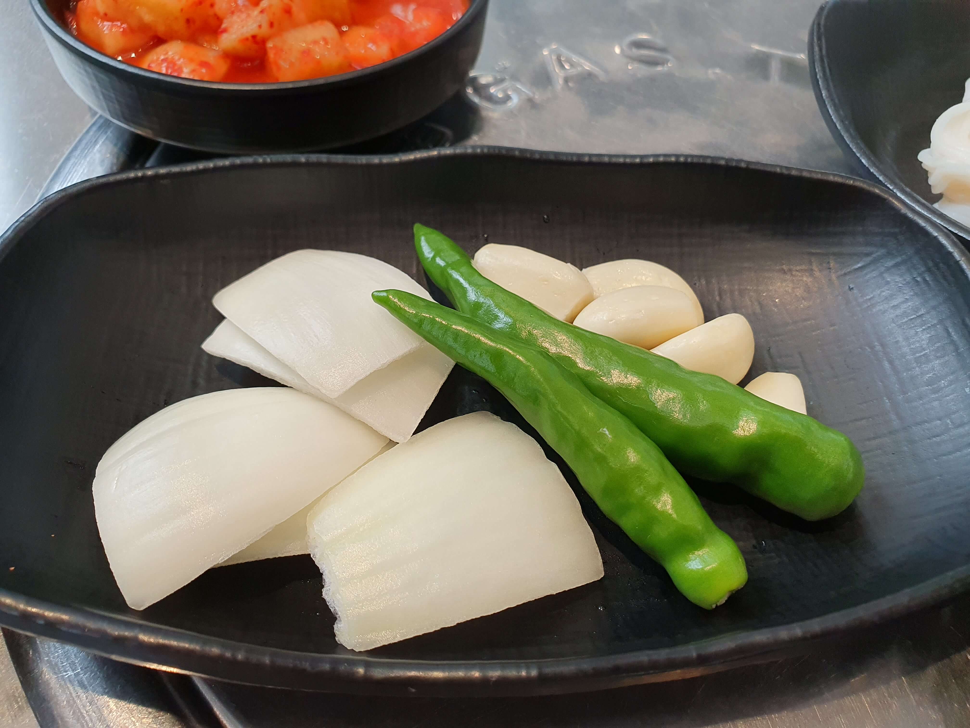 연지동(초읍) 맛집 화남정돼지국밥-양파, 땡초, 마늘