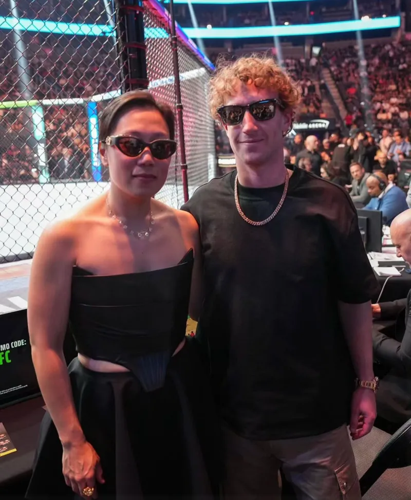 마크 저커버그 회색 티셔츠, 브루넬로 쿠치넬리, 조용한 럭셔리, 수피마 코튼, 억만장자의 유니폼, 올드머니룩, 억만장자 유니클로, 고급 면티 추천, 부자들의 유니클로, 프리미엄 캐시미어 브랜드, 더 로우, 로로 피아나, 선택적 복장 규칙, 미니멀리스트 부자, 티셔츠 소재 종류, 최고급 면 종류