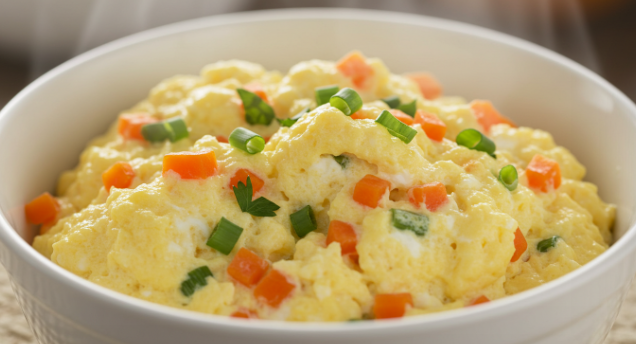 전자레인지에서 갓 꺼낸 촉촉하고 폭신한 계란찜