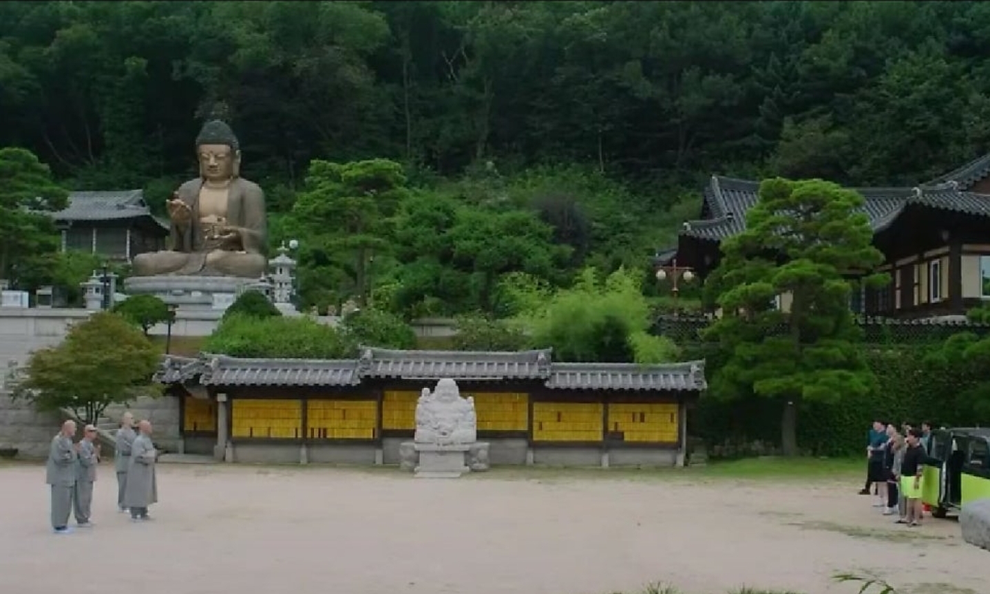 약천사 스님들과 깡패들이 대치하고 있는 장면