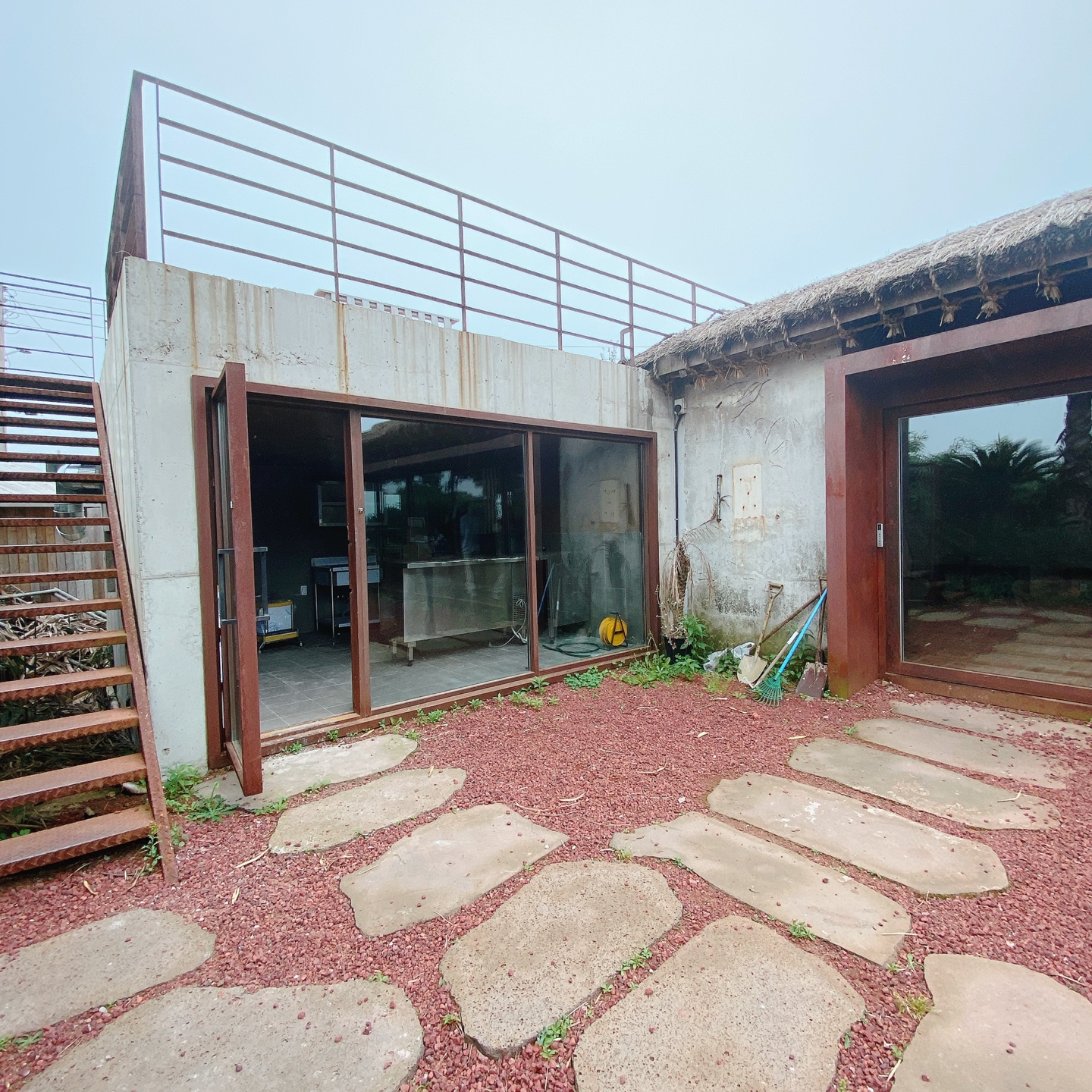 제주 서귀포 대정 서림연대 인스밀 곡물창고 개조카페 in's mill 보리개역 보리 청보리 제주 특산물