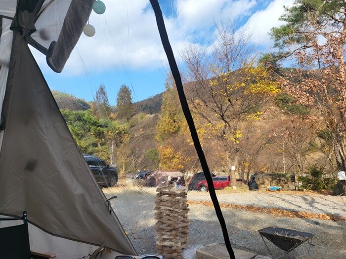 텐트안에서-바라보는-풍경