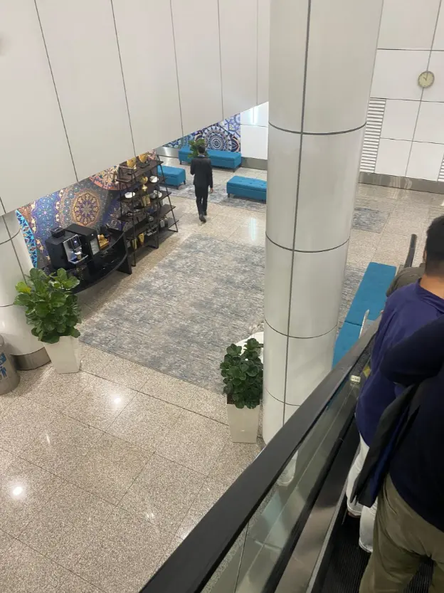 비지니스 손님은 별도 통로로 이동중