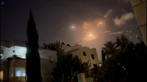 이란의 미사일 공격 후 이스라엘 텔아비브에 울리는 사이렌