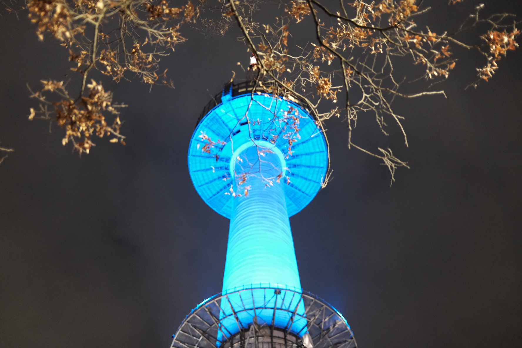 남산서울타워 밝은 파란 조명