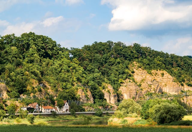 구름 많음 날씨 마을과 산