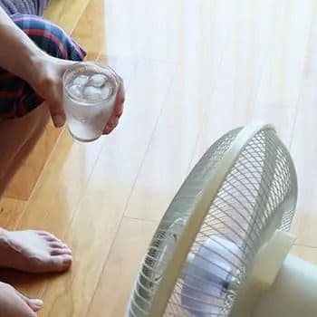 에어컨 없는 집, 뜨거운 밤을 견디는 사람들