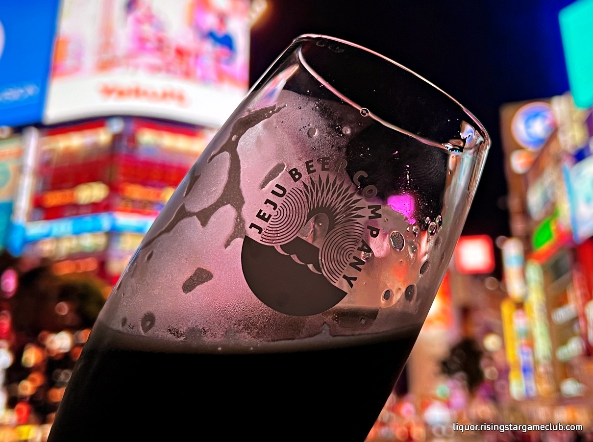 제주 거멍 에일 JEJU GEOMEONG ALE을 즐기는 사진