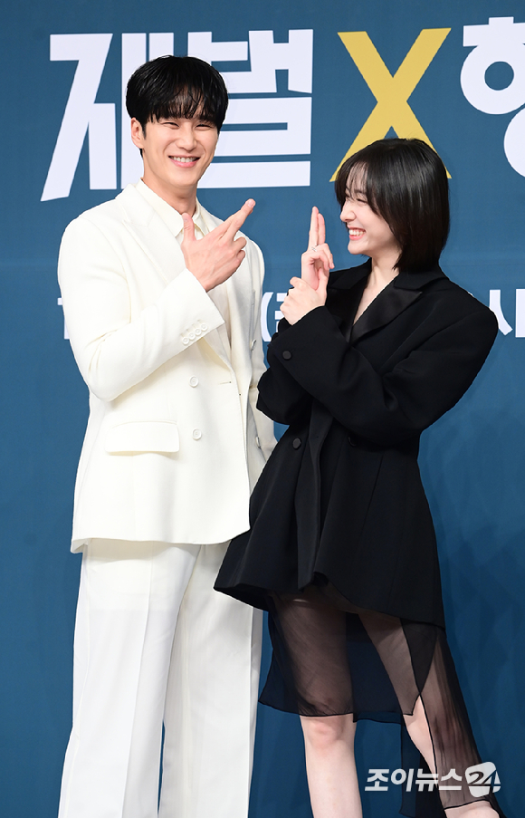 배우 안보현과 박지현이 23일 오후 서울 목동 SBS사옥에서 열린 SBS 새 금토드라마 &#39;재벌X형사&#39; 제작발표회에 참석하고 있다. [사진=정소희 기자]