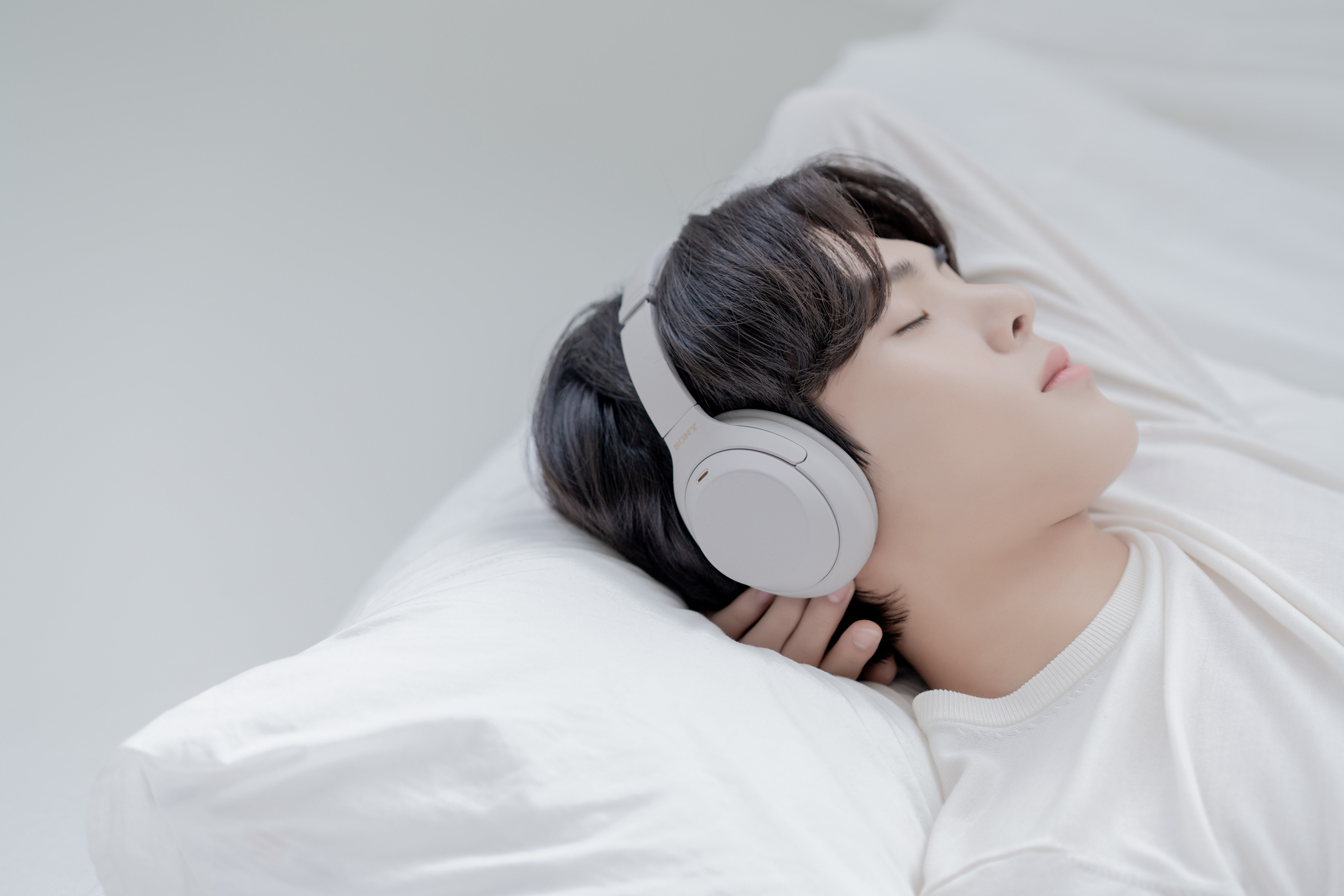 소니 헤드폰 WH-1000XM4을 착용하고 누워있는 모습