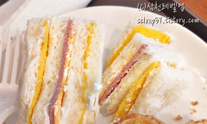 메가커피 햄앤치즈샌드 단면