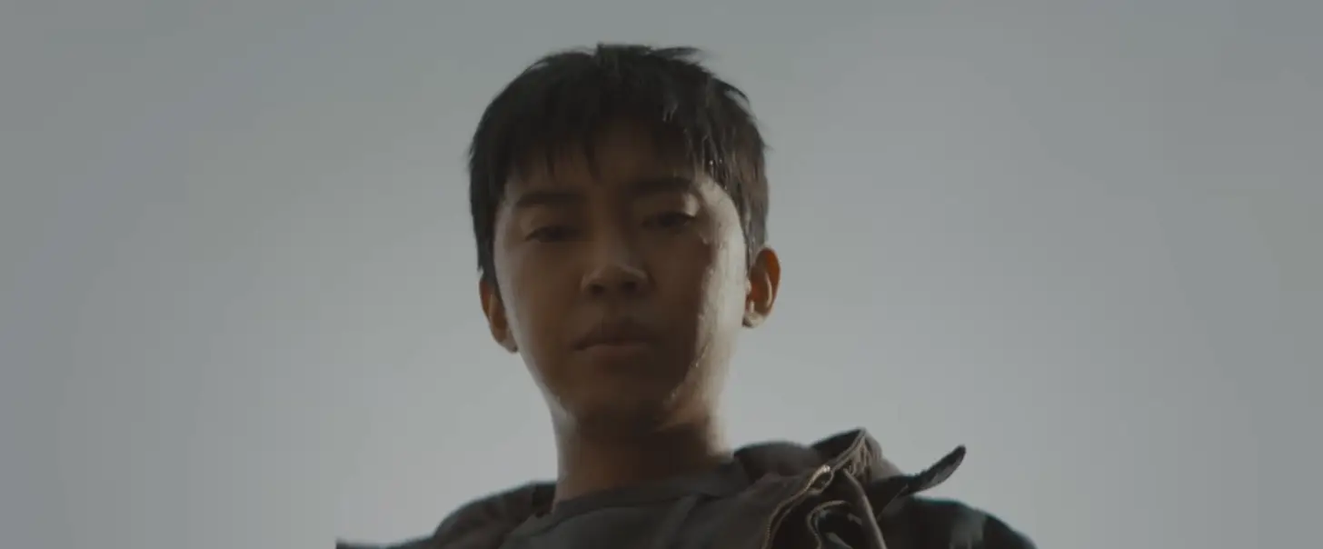 임영웅-회색하늘 배경 땅을 바라보는 임영웅