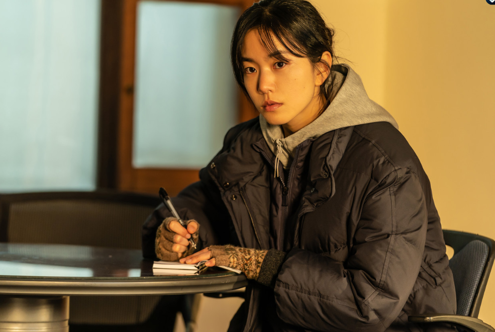 영화 브로큰 강호령과 인터뷰 내용을 메모하는 민 형사