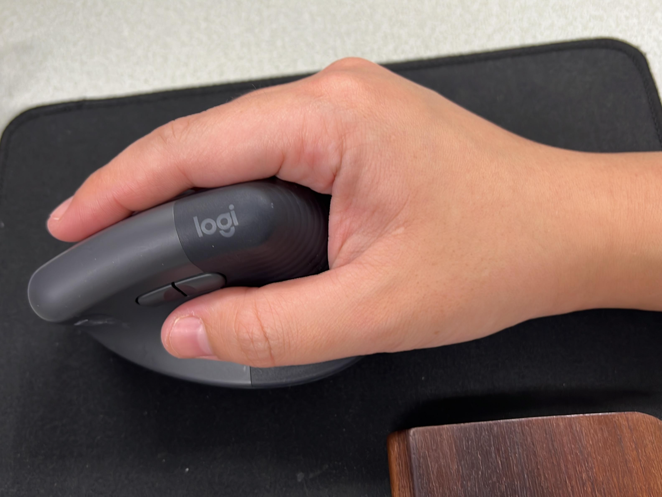 로지텍 버티컬 마우스 LIFT 그립