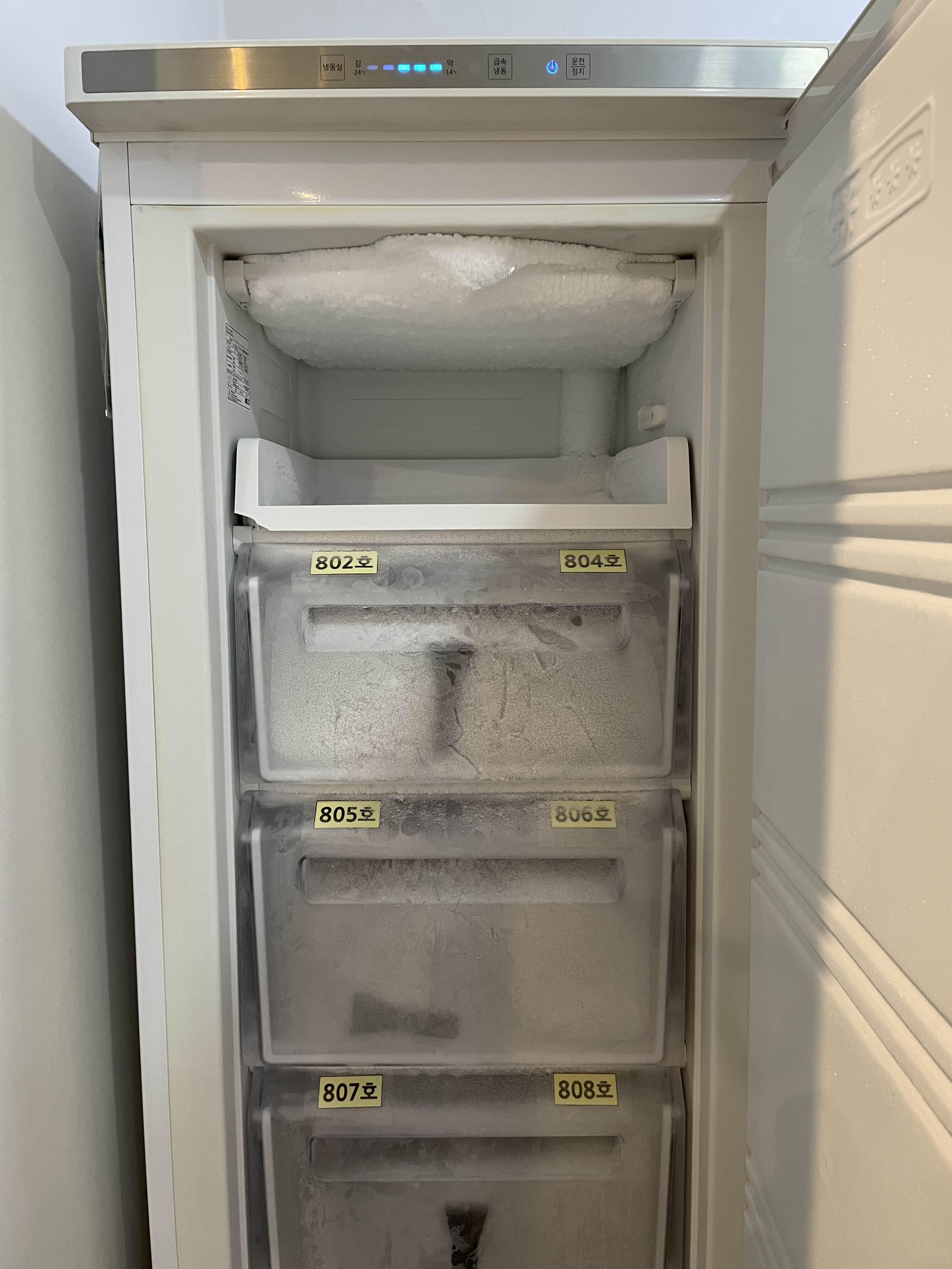 편도선 절제 수술 병원 냉동고에 아이스크림을 보관하는 사진