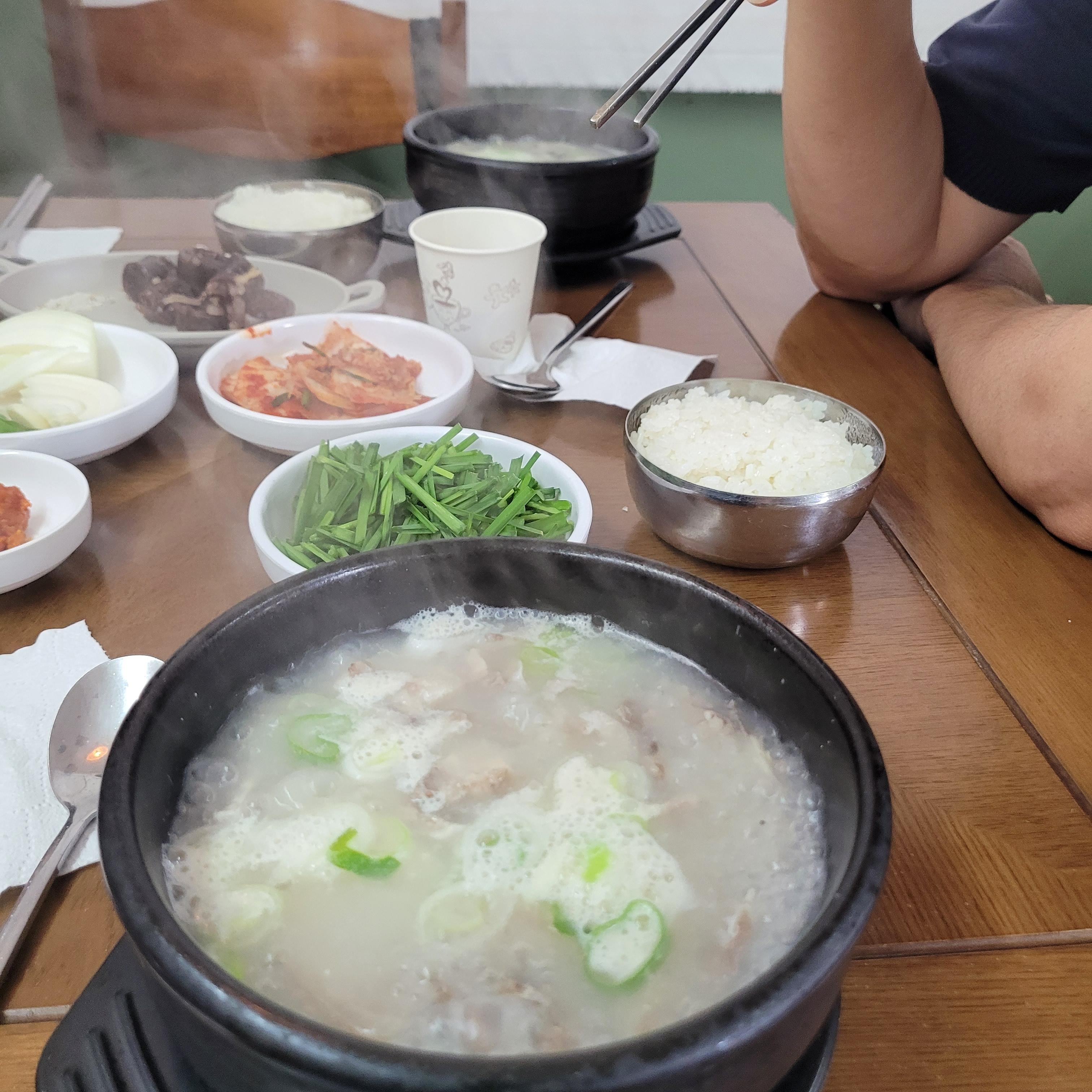 수육, 순대, 부추, 무김치, 밥 한상! 개인상에 넉넉히 나와요.