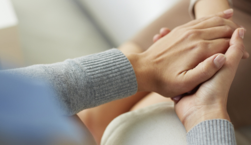 다른사람-손을-두손으로맞잡은사진