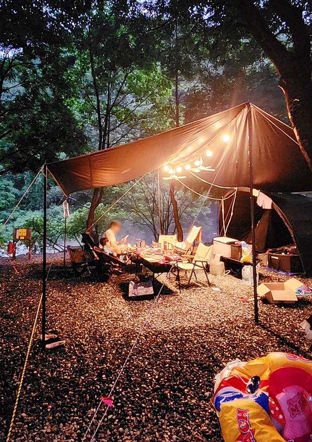 저녁 타프를 치고 캠핑 하는 루나군과 쿠웅이