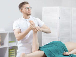 종아리 통증 치료받는 사진