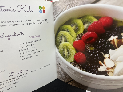 그린 케일 스무드볼 레시피가 적혀있는 책 이미지 사진