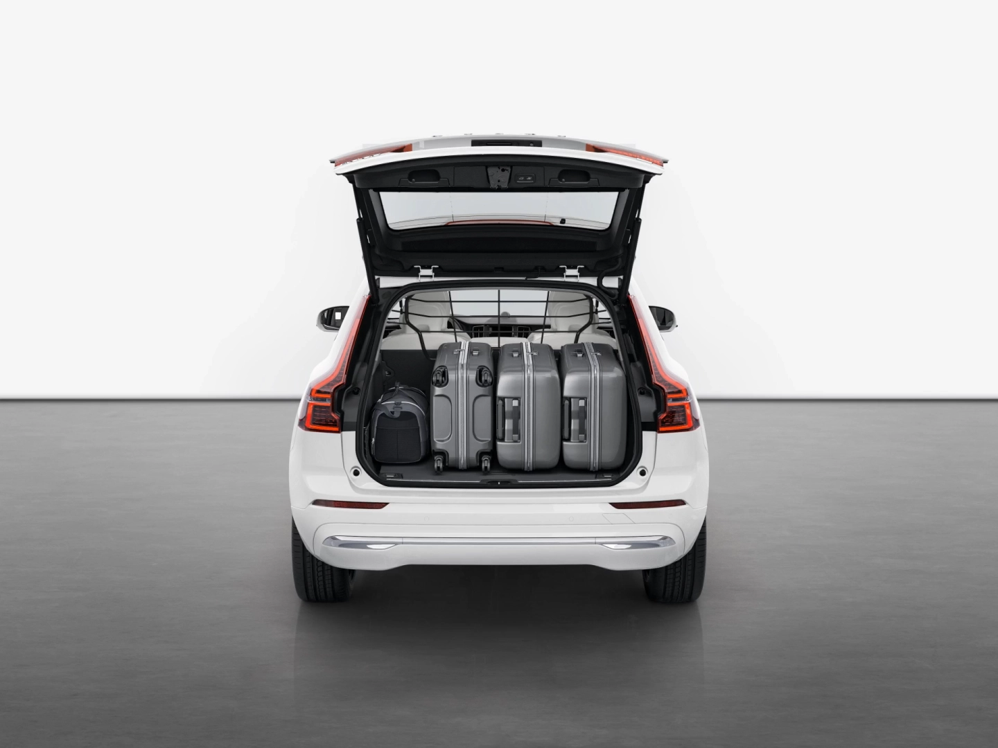 2025 볼보 XC60 하이브리드 연비와 성능의 완벽한 조화