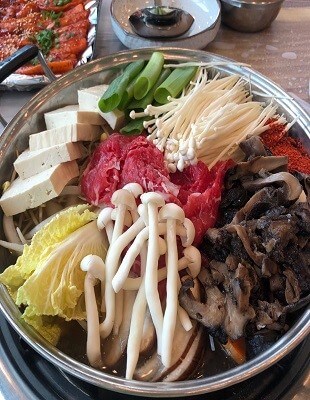 황토성 능이버섯전골