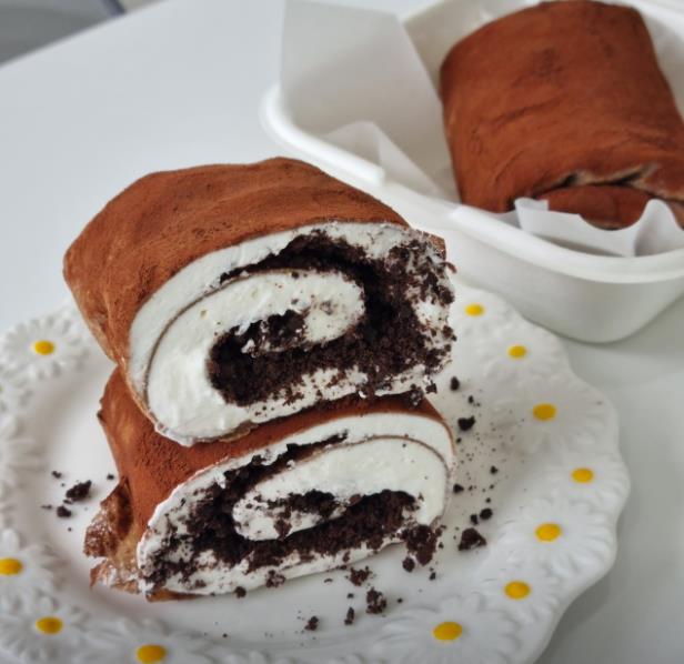 놀라운토요일 대구서남신시장 수건케이크를 잘라서 접시에 담은 모습