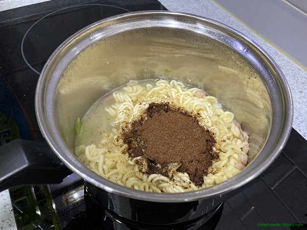 2022년 4월 오뚜기 짜슐랭 짜장라면