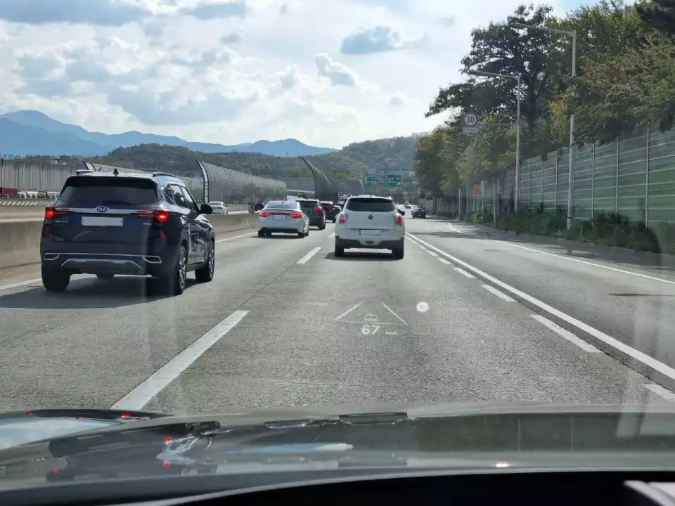 G90으로 간선도로(중부내륙선 지선)를 주행하던 모습입니다.