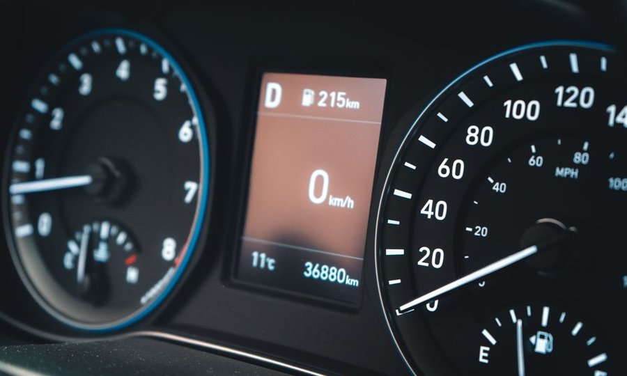 누적 주행거리 숫자가 표시된 자동차 계기판 화면