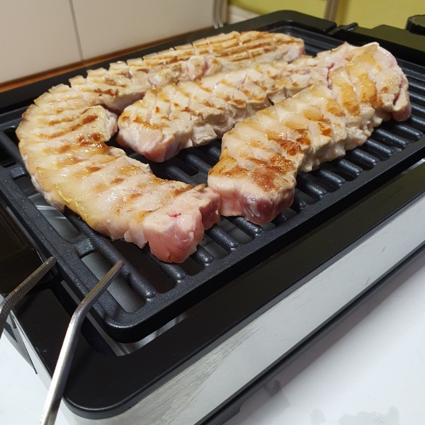 불판위에 삼겹살 두줄 올라가는사이즈