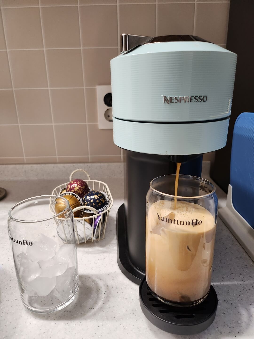 커피머신-따르는-중