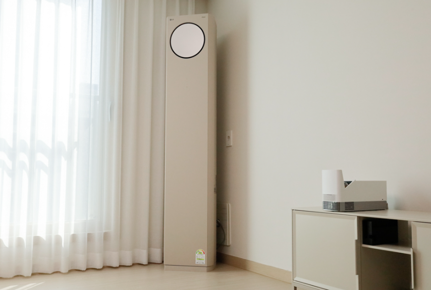 커튼과 창문에 걸맞는 스탠드형 에어컨 배치