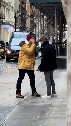 길거리에서-두-남성이-심각하게-대화하며-말다툼하는-모습