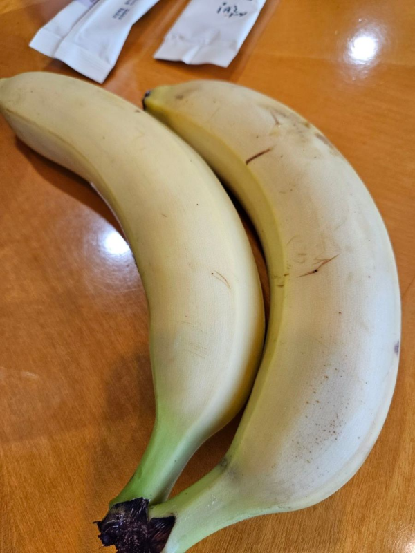 테이블 위 바나나