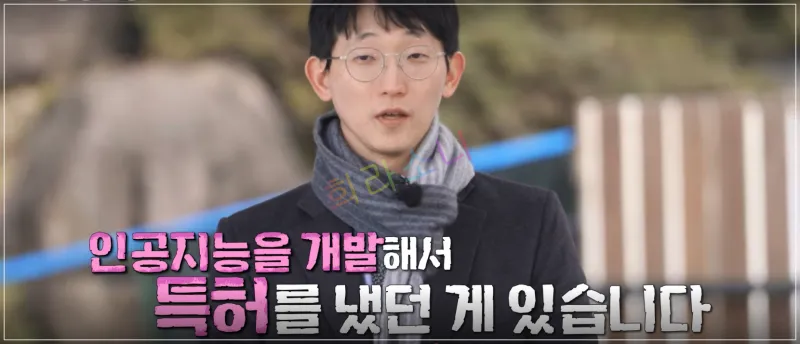 광수가 정면을 바라보며 인터뷰하는 모습이다. 그는 담담한 표정으로 자신의 경력을 이야기하고 있다. 자막: 