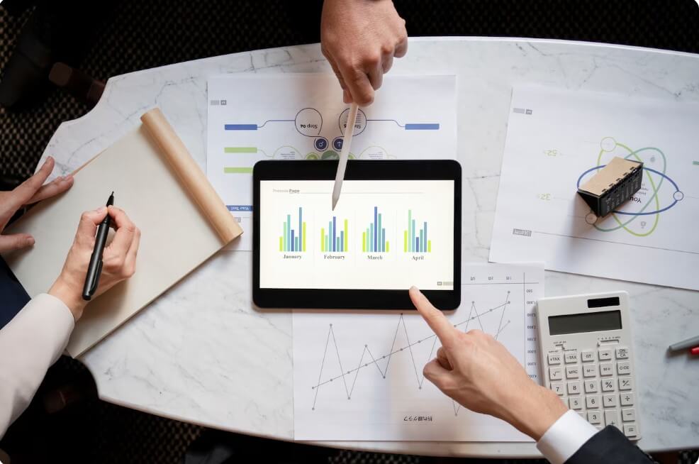 사무실에서 회의 중인 모습