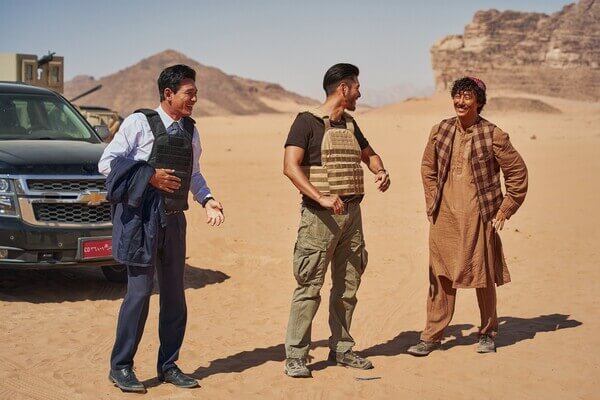 영화 교섭 중 황정민, 현빈, 강기영 순으로 서있다.