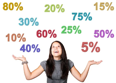 쿠팡플레이 쿠팡와우 무료체험 혜택 중 하나인 골드박스 파격 특가를 의미하는 세일율과 즐거워하는 사람